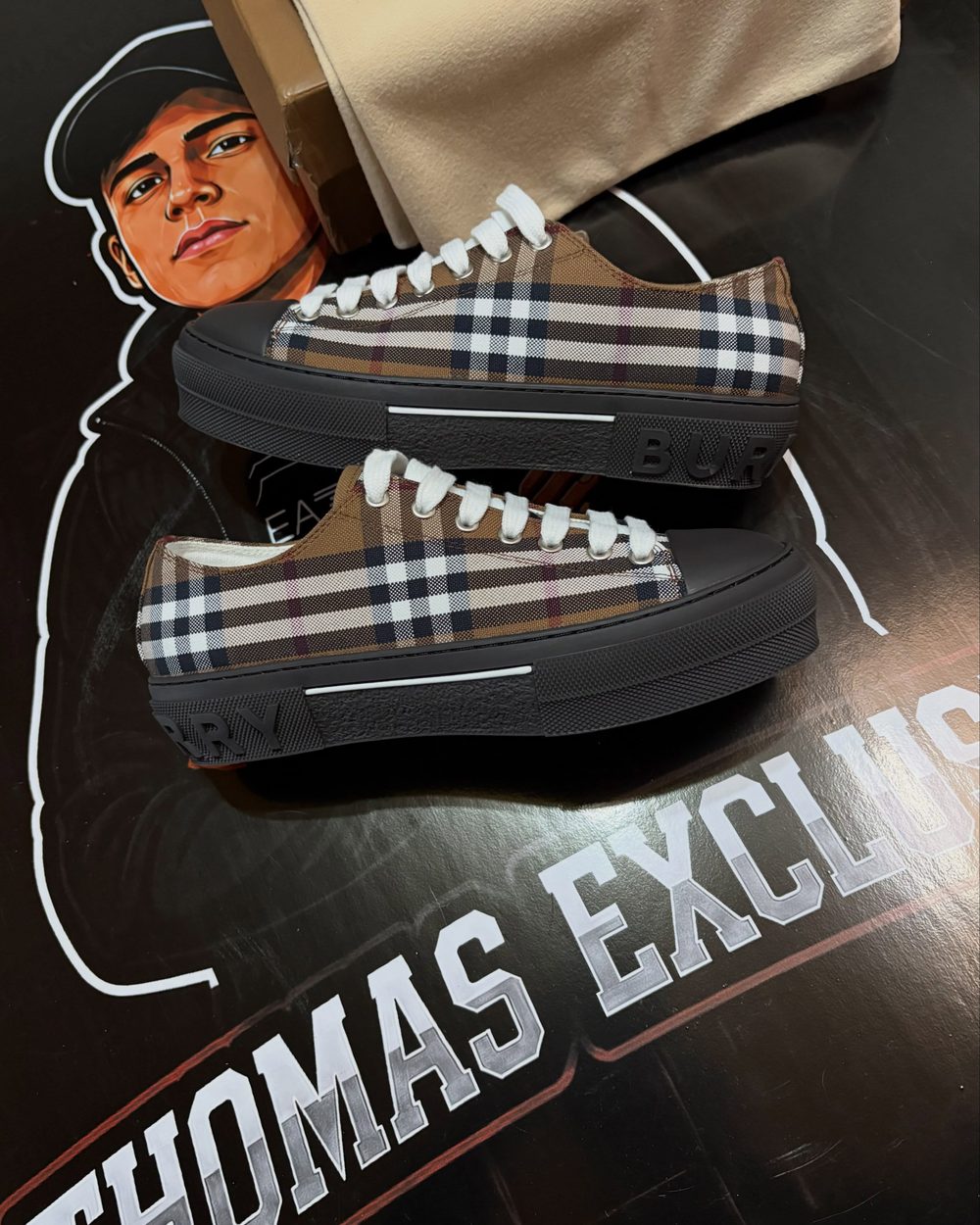 Zapatillas Burberry Check sobre la alfombra Thomas Exclusive